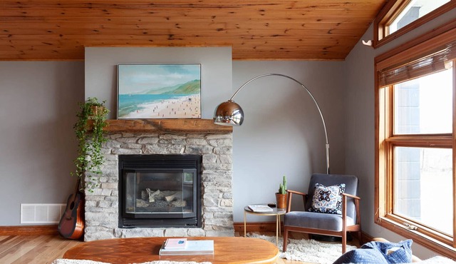 Modern Private Family-Friendly Chalet Near Walking Trails - Monthly Available