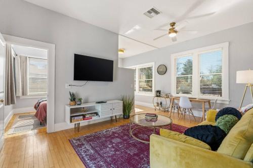 Modern Private Guest Suite Walk to 4th Ave & UA