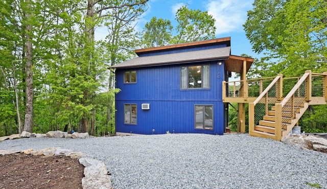 Modern, Private, Quiet, Long Range Views Cabin, Walk to Beech Mountain Club