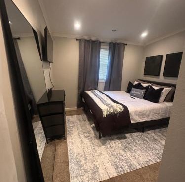 Modern Private Room Easy Access to Everything