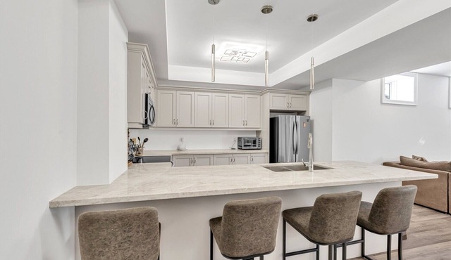 Modern Private Suite | Workspace, Gym & Pool | Sleeps 4 Comfortably