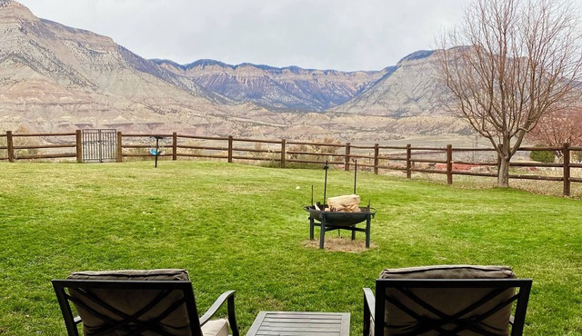 Modern Private Room on Golf Course Estate. Pet Friendly!