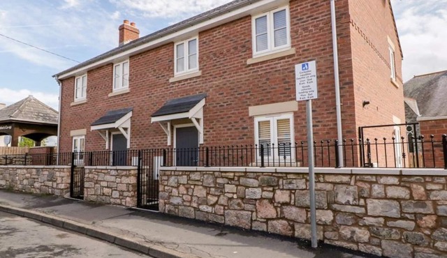 Modern Property in Town Centre Location With Parking