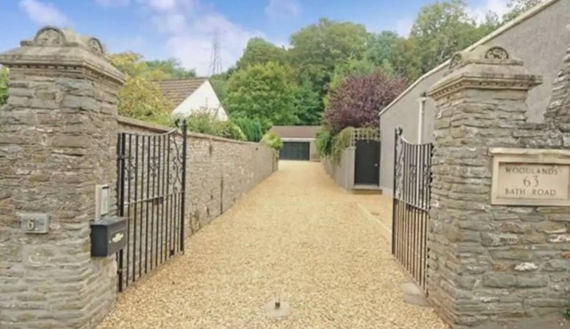 Modern Property with Indoor Swimming Pool