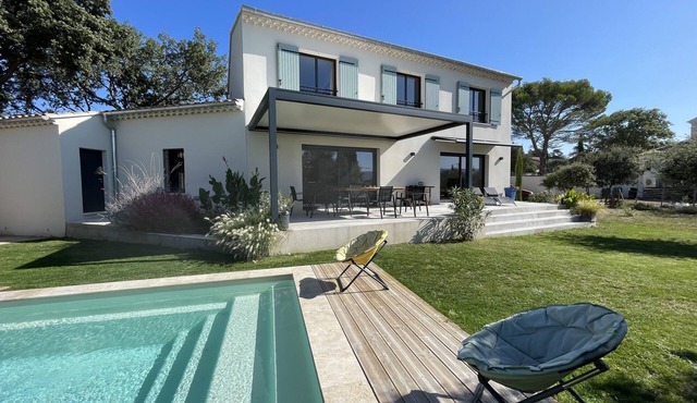 Modern Provencal farmhouse, underfloor air-conditioning in all rooms, saltwater swimming pool.