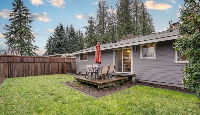 Modern Puyallup Townhome w/Backyard & Fireplace