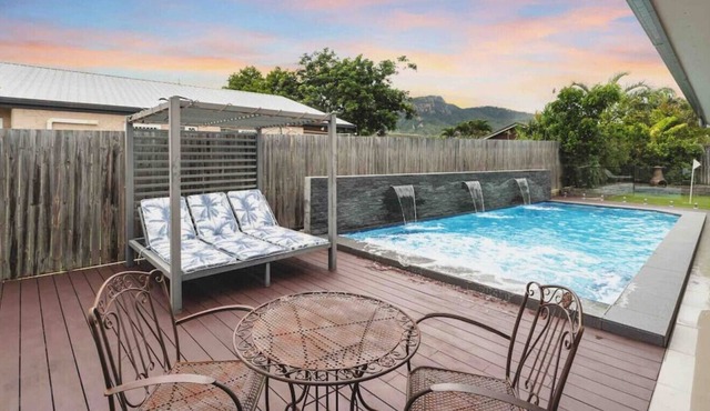 Modern quality with huge pool & golf green!