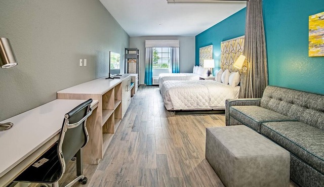 Modern Queen Hotel Suite
