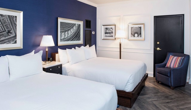 Modern Queen Stay | Near DC Attractions | Gym Access, Onsite Bar & Restaurant