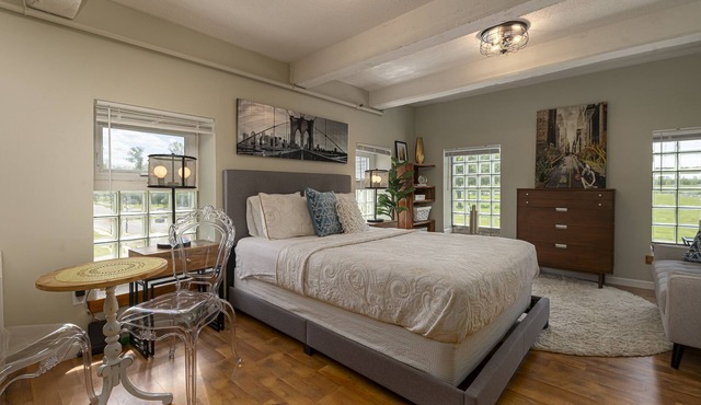 Modern Queen Suite Near SIU Carbondale