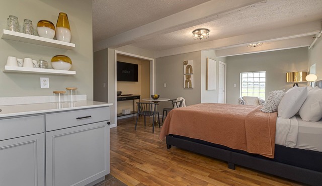 Modern Queen Suite Near SIU Carbondale