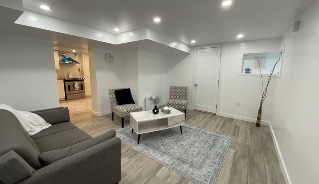 Modern & Quiet 2 Bedrooms - Close to Queen’s & Downtown