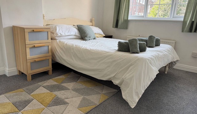 Modern, quiet 3 bed house with garden & parking in Fallowfield near city centre