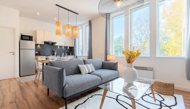 Modern, quiet 3-bedroom apartment with parking