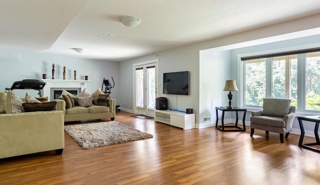 MODERN & QUIET 4-BEDROOM HOME WITH A PATIO/WALKOUT-5min drive to Masonville Mall