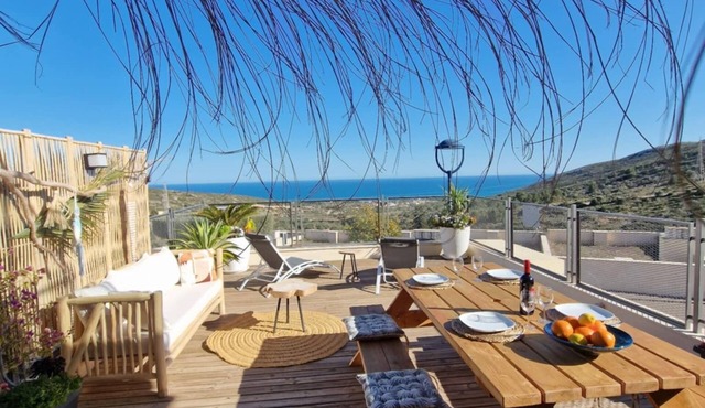 Modern, quiet apartment with private closed garage, exceptional sea view