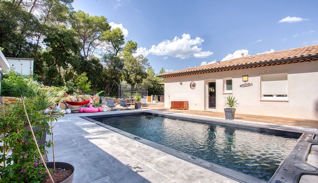 Modern, quiet villa with superb black pearl pool