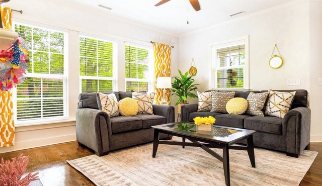 Modern & Quiet Stay near Duke/UNC RDU RTP DPAC w/King Bed, Game Room, EV Charger