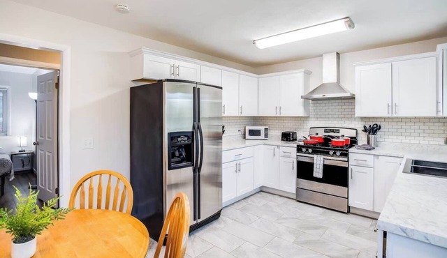 💫Modern & Quiet Suburban Ranch Mins to Dtwn/Stores