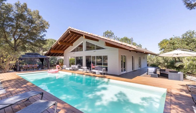 Modern, quiet villa on golf course, near beach, large heated pool