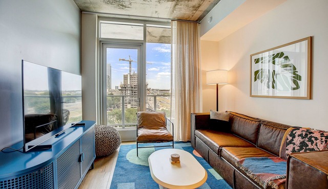 Modern Rainey Street condo with rooftop pool & lounge - walk everywhere