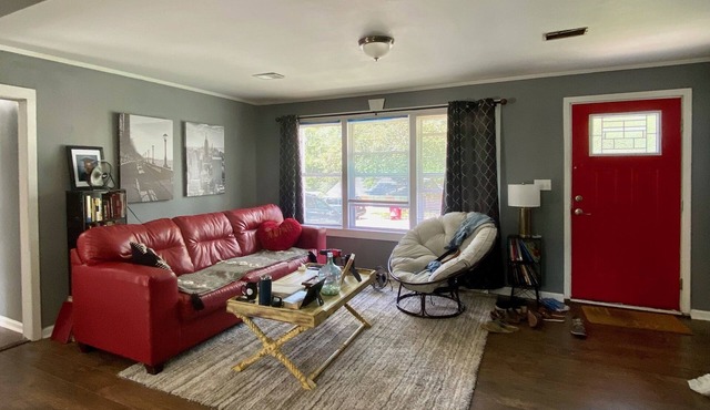 Modern Ranch-Conveniently Located near University, Amphitheater, I-75, & More…