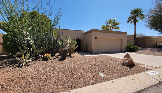 Modern ranch house in East Tucson is set up for a perfect temporary stay