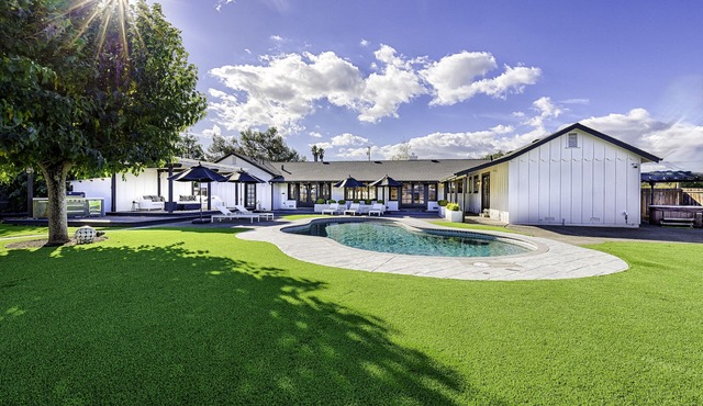 Modern Ranch House-swim, soak, pickleball & walk to wineries