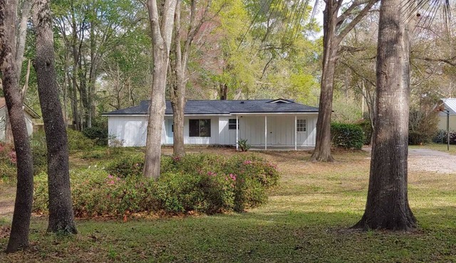 Modern Ranch pool house- close to it all.
