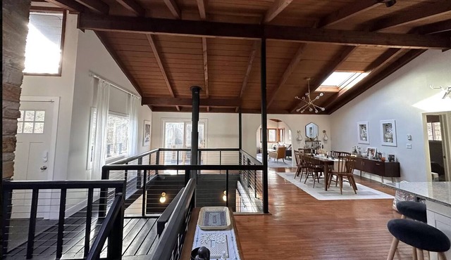 Modern ranch-style Bushkill home near all 4 season activities. Pet-friendly!