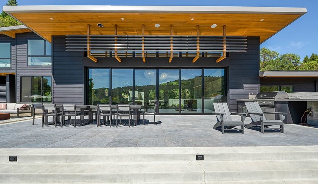 Modern, recently built home with stunning pool & beautiful views; 15 min to town