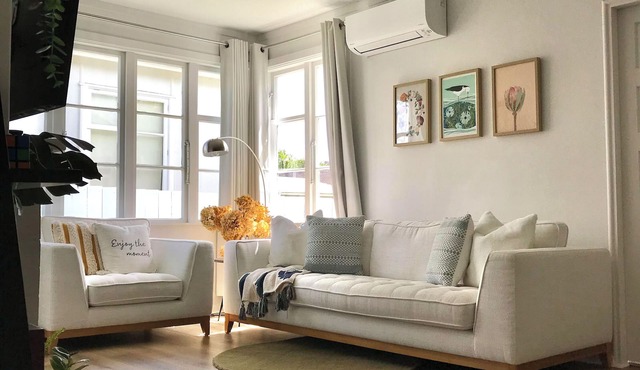 Modern, recently renovated private house with parking in Auckland