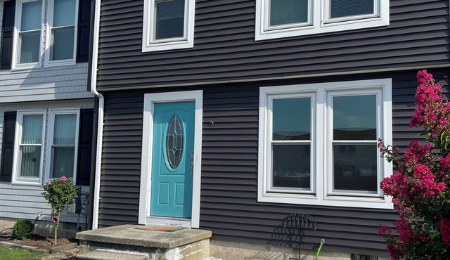 Modern & Recently Renovated Beach house. Sleeps 6