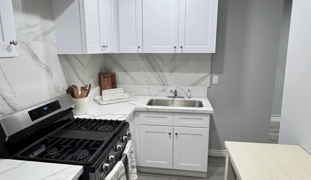 Modern Redlands Guesthouse| Kitchen| Private Entry