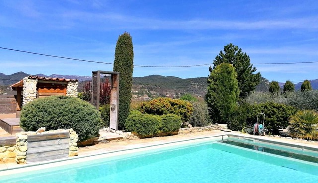 Modern, refurbished gîte with air conditioning, garden and jacuzzi.