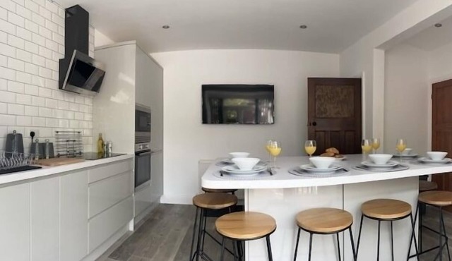 Modern Refurb *Free Parking*Racecourse* A1 & M18.