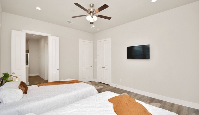 Modern, Relaxing Home in HTX - Sleeps 10+ Guests!