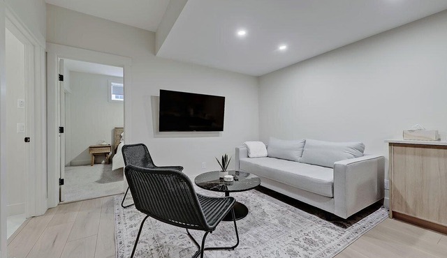 Modern & Relaxing Suite - Full Kitchen - King Bed + 2 Twin Beds - Pet Friendly!n