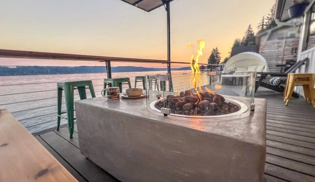 Modern & Relaxing Waterfront Home on Hood Canal