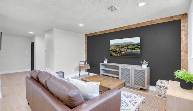 Modern Remodeled Clean Quiet apt 1 king 1 Queen washer dryer onsite