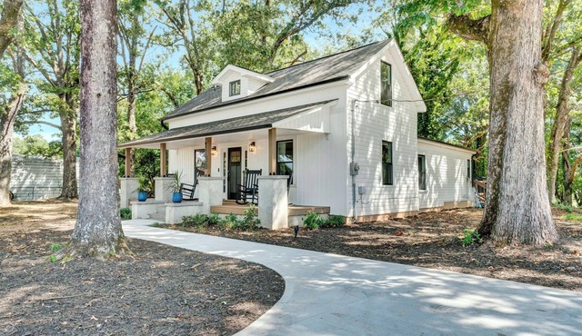 Modern Remodeled Farmhouse - Great Location