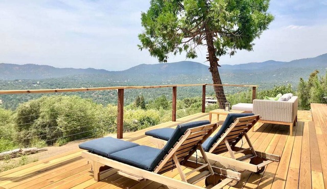 Modern remodeled house/amazing views/hot tub/game room