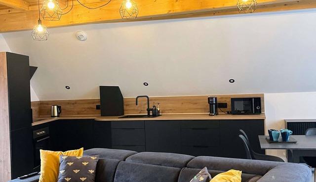 MODERN RENOVATED THREE BED DUPLEX APARTMENT - SLEEPS 8