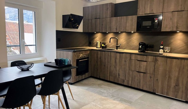 MODERN RENOVATED TWO BED APARTMENT - SLEEPS 6