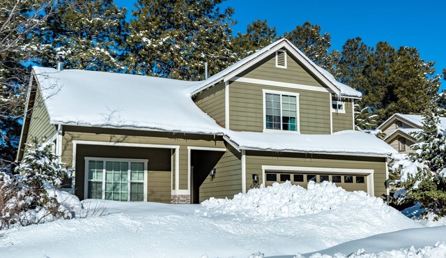 Modern+Renovated+5 Mins from Polar Express+ Holiday Availability+Snow Bowl