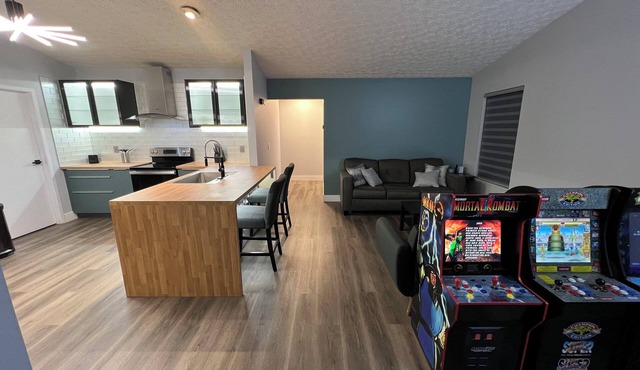 Modern Renovated Home in Quiet Cul-de-Sac with Arcade Games 15 min from Zoo/OSU