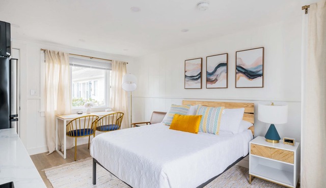 Modern & Renovated Studio Condo (Steps to the Beach!) - Pool, WiFi, Free Parking