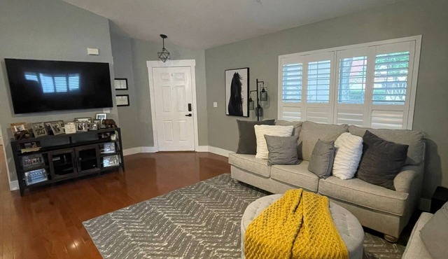 Modern Renovated Townhome, Near Springs, 30 Min to Theme Parks.