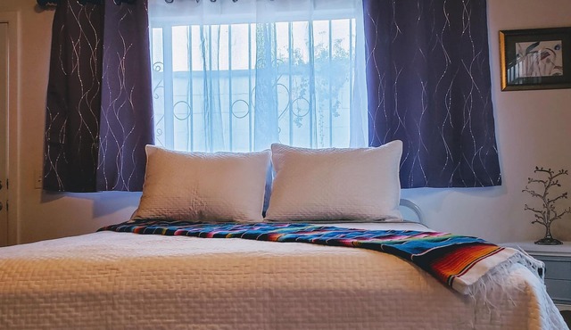 Modern renovations. Fast Wi-fi. Beach, food, nightlife & market access w/in 3 km