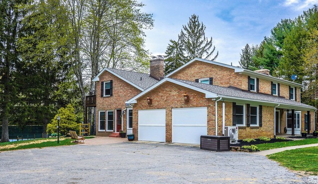 Modern Retreat | 15 Guests | Theater | Rock Wall | Swim Spa | Fenced Yard | Sport Court | Kent State